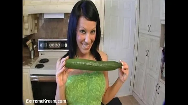 Kream fucking her holes with her vegetables until she squirts Sıcak Klipleri izleyin