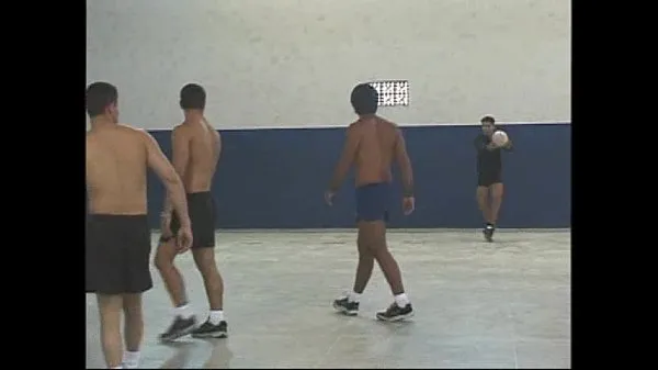 Se Gangbang in gym varme klip