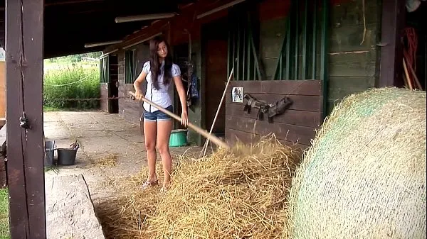 ミーガンコックスは屋外で自慰行為をします。彼女が干し草で熱くなるのを見てくださいウォームクリップをご覧ください