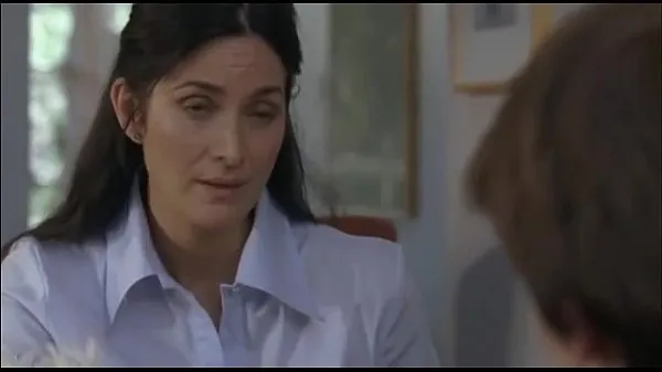 Смотрите Carrie Anne Moss is fucked by guy who got tempted by her boobs теплых клипах