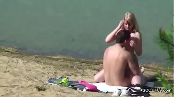 Assista Jovem casal fode na praia em Timmendorf e é filmado clipes quentes