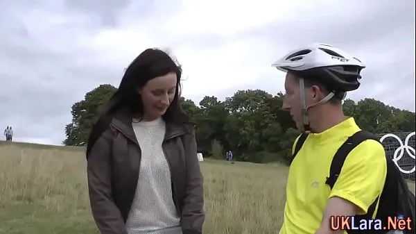 Sehen Sie sich Reifer brit mit Radfahrer warmen Clips an