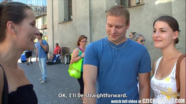 Regardez COUPLES TCHÈQUES Un jeune couple prend de l'argent pour un plan à quatre clips chauds