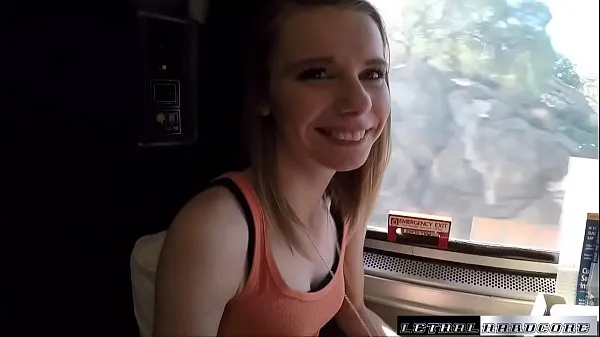 Regardez Catarina se fait ramoner la chatte russe par un train à grande vitesse clips chauds