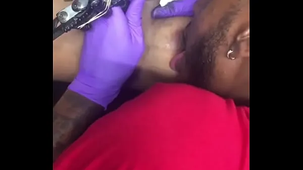 Regardez Tatoueur cornée multitâche suçant les mamelons d'une cliente clips chauds