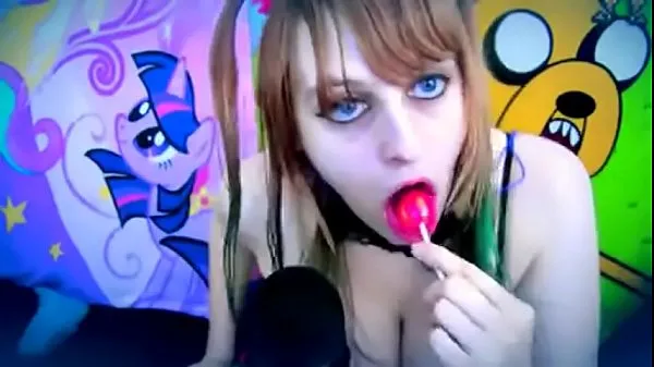 Regardez beauty sucking and licking lollipop ear to ear asmr clips chauds