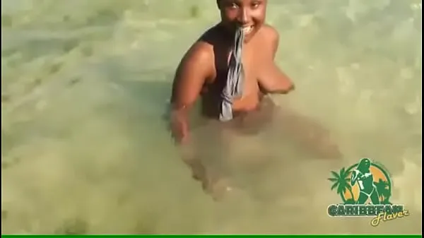 Regardez Alexis sur la plage clips chauds