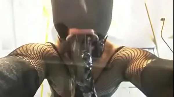 Assista Garota amadora de BDSM encapuzada batida e fodida - 2 clipes quentes