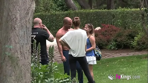 Mira Ser famoso es un chollo: cazando groupies en el Retiro de Madrid. (Antonio Aguilera se folla una fan clips cálidos