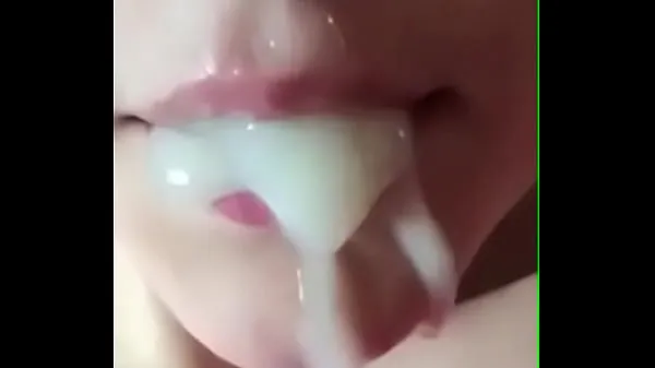 Regardez se terminant dans la bouche de mon ami, elle aime les mécos clips chauds