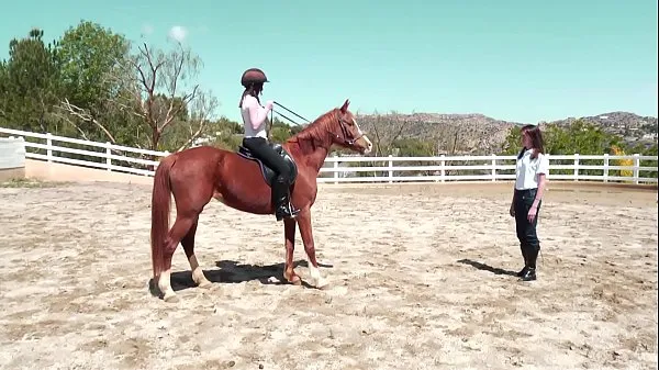 Assista O casal de lésbicas sexy Jay Taylor e Sinn Sage tocam os corpos um do outro em um cavalo de madeira clipes quentes