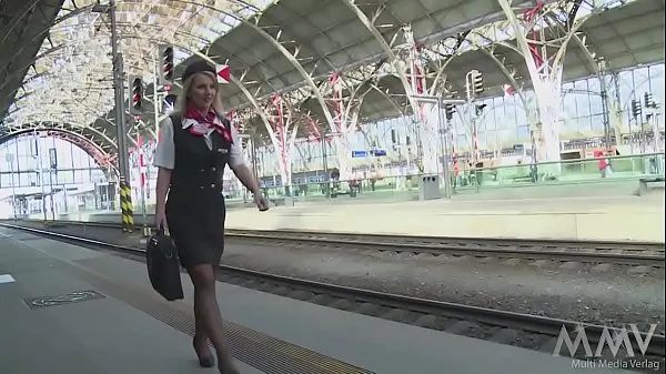 Regardez Une réunion à la gare et il est déjà dans l'esplanade clips chauds