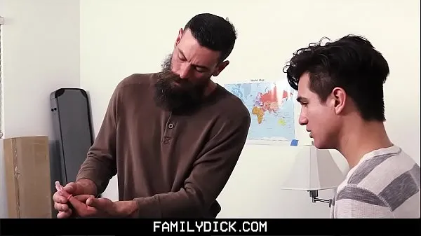 Guarda FamilyDick - StepDaddy insegna al figliastro vergine a succhiare e scopare clip calde