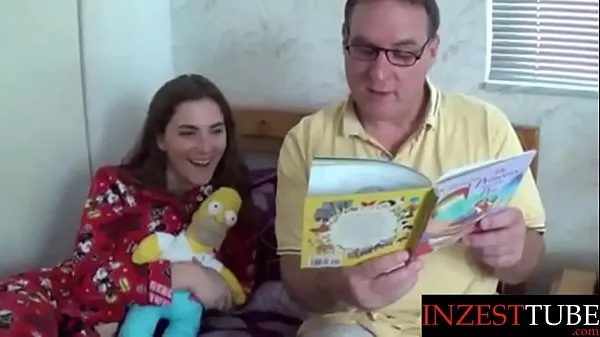 Katso step Daddy Reads Daughter a Bedtime Story lämpimiä leikkeitä