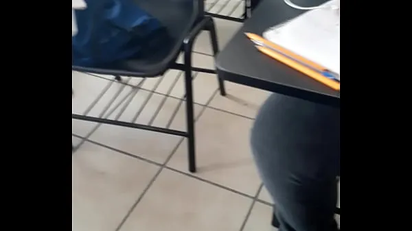 Regardez Young girl rides another in the middle of class clips chauds