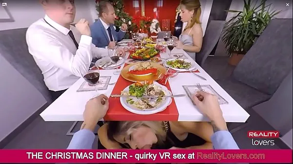 Regardez Vittoria Dolce vous souffle sous la table pendant le dîner de Noël en VR clips chauds