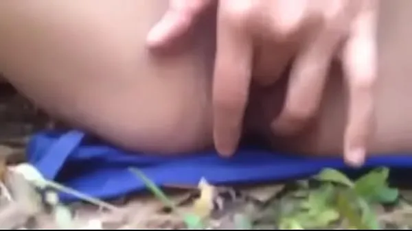 Mira Masturbándose en el bosque clips cálidos