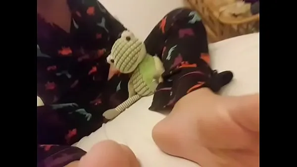 Mira Joven pijama de dinosaurio revela una enorme polla y un lindo culo clips cálidos