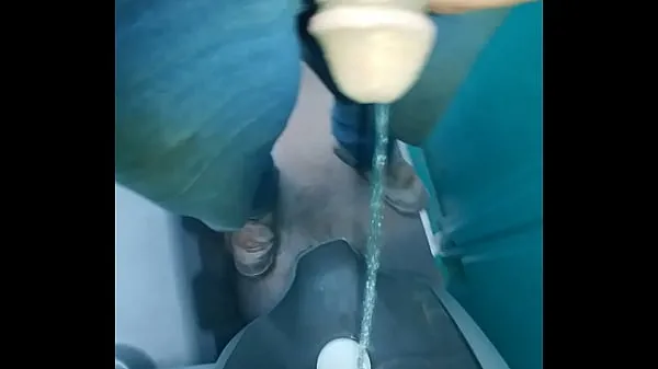 Mira En porta orinal en el trabajo y sintiéndome travieso clips cálidos