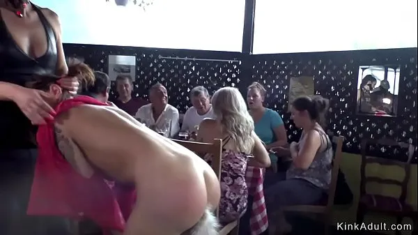 Mira Euro morena folla en la terraza de un restaurante público lleno de gente clips cálidos