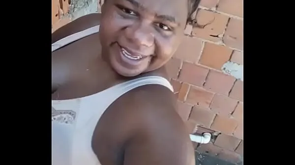 Assista Mulata gorda tomando banho de sol e parecendo muito safada e a vizinha olhando clipes quentes