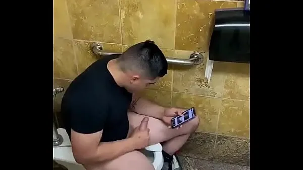 Se SPYING STRAIGHT IN THE BATHROOM: HE IS MASTURBATING varme klip