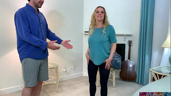 Oglejte si Stepson helps stepmom make an exercise video - Erin Electra tople posnetke