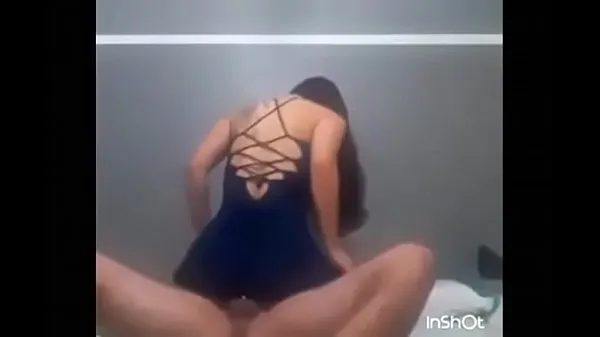 Sehen Sie sich Sexy tätowiertes blaues Kleid stöhnt und reitet warmen Clips an