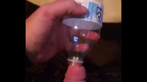 شاهد مقاطع دافئة Pee in bottle