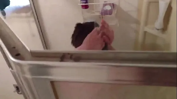 Podívejte se na Spying friend on shower hřejivé klipy