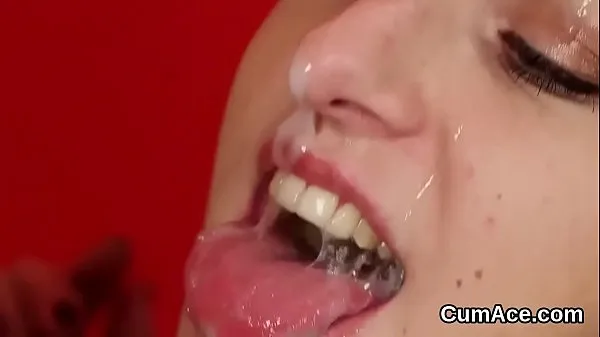 Mira Gatita tentadora disfruta de una follada de garganta y mucho semen en su cara clips cálidos