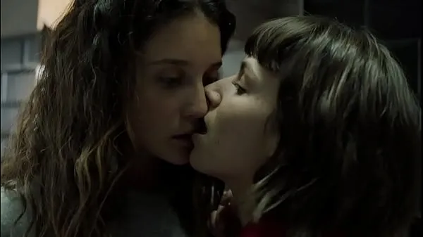 Tonton Money Heist S1 Ep8 - Kiss between María Pedraza Úrsula Corbero Klip hangat