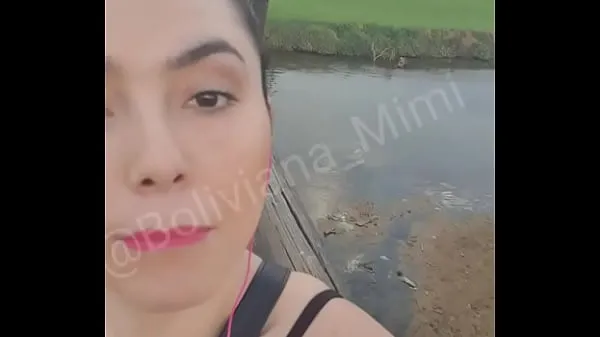 Guarda Mostrando la figa ai maschi nel parco clip calde