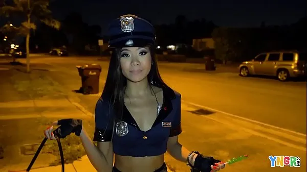 Assista YNGR - Asian Teen Vina Sky fodida no Halloween clipes quentes