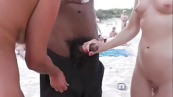 Mira Naomi y su novia se hacen una paja con los voyeurs en la playa pública clips cálidos