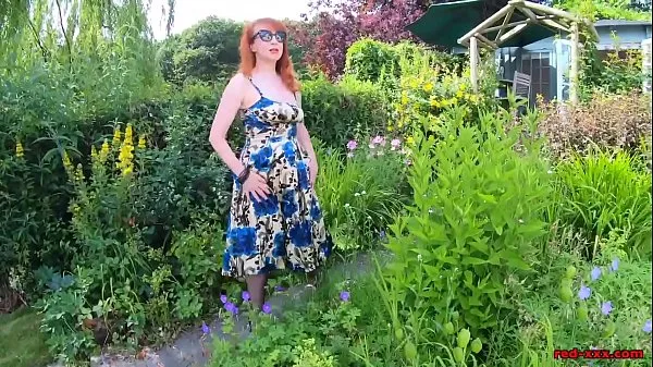 Regardez Busty babe Red XXX se doigte dans le jardin clips chauds