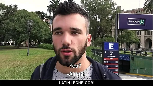 Guarda LatinLeche - Stud muscoloso succhia un cazzo non tagliato per una grassa mazzetta di denaro clip calde