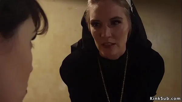 Sehen Sie sich Die lesbische Nonne Mona Wales ertappte die brünette Schwester Audrey Noir, die in ihrem Zimmer mit einem großen Dildo spielte, und bestrafte sie dann und ließ sich ficken warmen Clips an