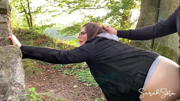 Assista Boquete ao ar livre e foda - ficamos com tesão durante a caminhada e começamos a fazer esse vídeo público - todos podiam nos assistir clipes quentes