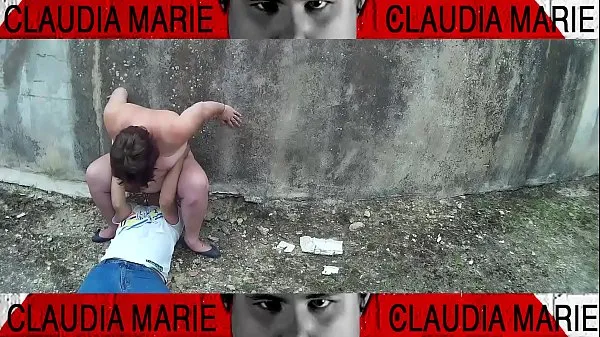 Regardez La grosse femme est très soupe et sa chatte dégouline dans une ruelle. Le sexe en public le rend très excité clips chauds