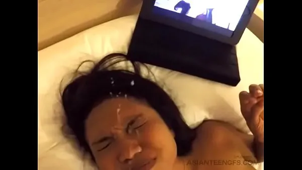 Regardez Véritable amateur) Une prostituée thaïlandaise se prend un soin du visage dans un hôtel clips chauds