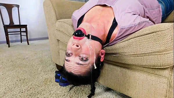 Guarda Mom's Penis Gag Challenge clip calde