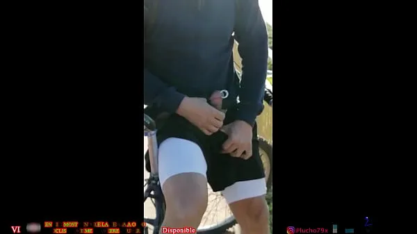 Regardez Lucho79x On Bike Montrant ma bite à un autre cycliste qui veut me sucer clips chauds