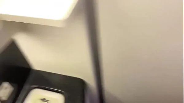 Mira Sexo en público arriesgado en los baños del avión -¡Sigo a mi marido para que me follen y me meta su esperma en la boca antes del despegue clips cálidos