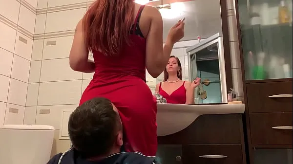 Regardez Maîtresse Sofi en robe rouge utilise une chaise esclave - Ignore Face-sitting Femdom (Aperçu clips chauds