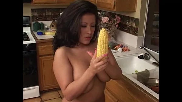 Fat brunette inserts corn and cucumbers in pussy Sıcak Klipleri izleyin