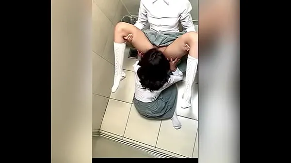 Sehen Sie sich Zwei mexikanische Lesben, die sich im Schulbad berühren und Oralsex machen! Zwei heiße MEXIKANISCHE LESBISCHE STUDENTEN in der Damentoilette BERÜHREN SICH warmen Clips an