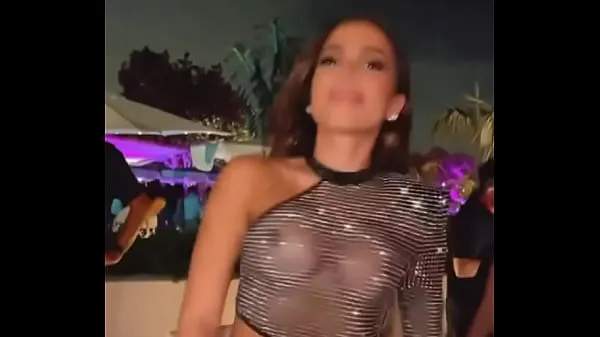 Mira Anitta con los pechos desnudos clips cálidos