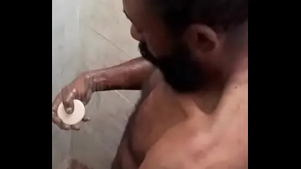 Mira La persona sin hogar bañándose para escalar clips cálidos