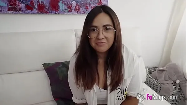 Assista Latina morena sabe que só pode obter sua defloração anal na FAKings clipes quentes